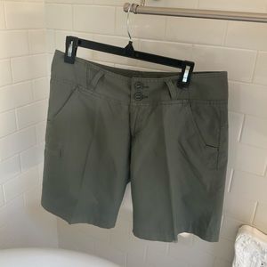Women’s Columbia hiking short olive green size10